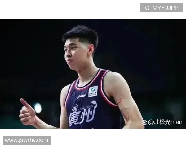 骑上小电驴很酷！崔永熙回归广东男篮训练 是否出战全运22组存疑